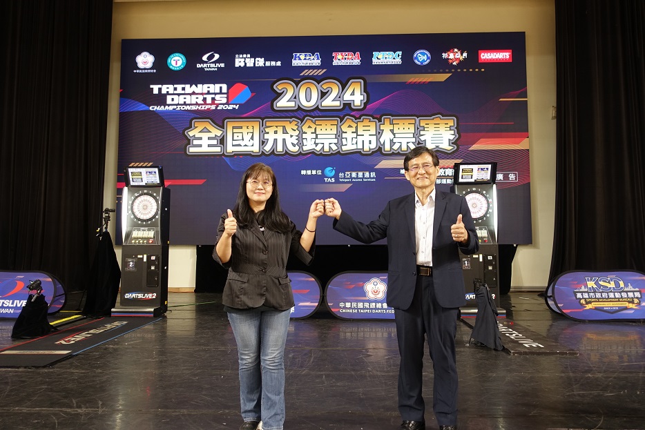 圖說二 國立新化高中校長劉瑞圓 ( 左 )與樹德科技大學校長王昭雄 ( 右 )示範飛鏢競賽”互碰拳頭”禮儀。
<