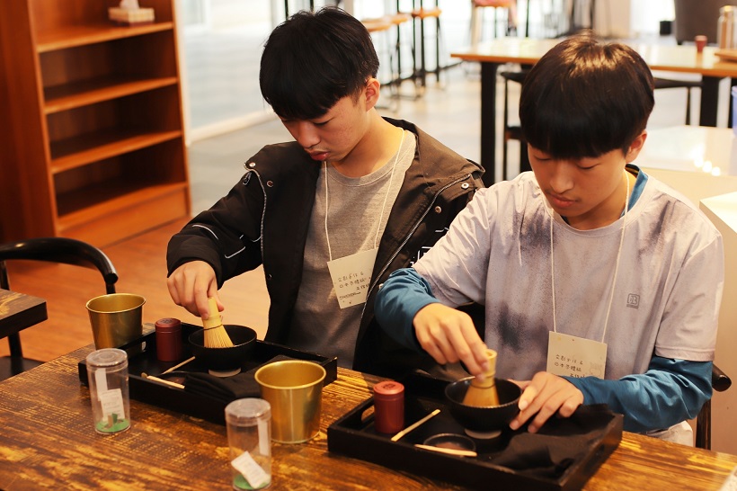 圖說三 學生們使用專屬茶具，體驗刷製靜岡抹茶，搭配美味的羊羹。
<