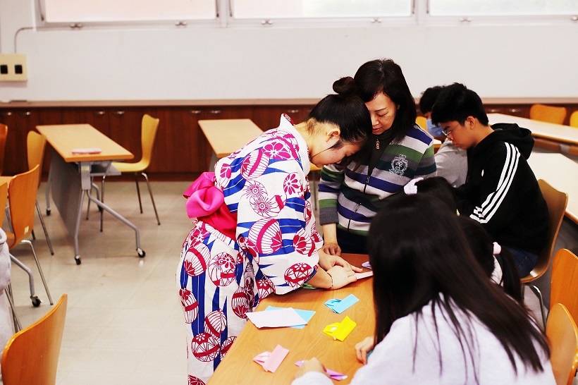 圖說五 柯乃華老師和高井麻耶可同學教導日本摺紙，體驗日本藝術文化。<