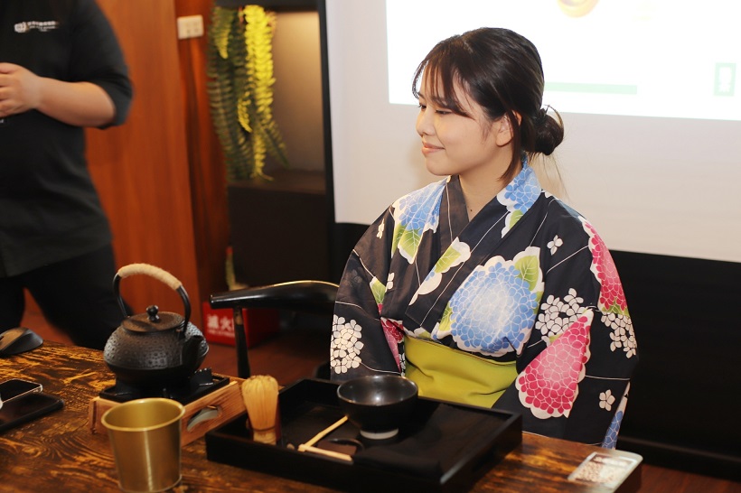 圖說二 德田有里果同學攜手引領學生們體驗日本茶。
<
