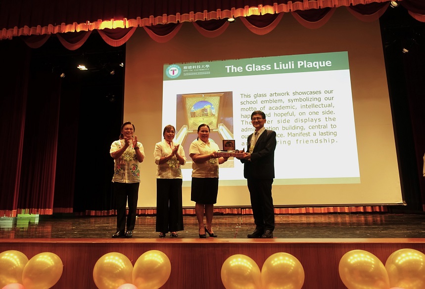 圖說一 雙方代表致贈禮物(由左至右)宿霧省（Cebu Province）教育局長（Schools Division Superintendent）Senen Priscillo P. Paulin、<